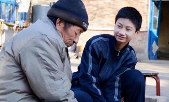 2017年，河北有一考生考了744分，清华校长亲自带着录取通知书上门拜访，没想到