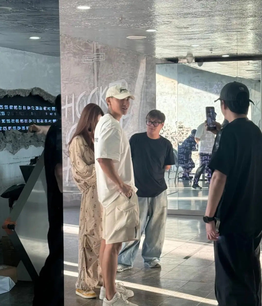 黄子韬和老婆徐艺洋在北京逛街约会被偶遇，他们夫妻俩打扮休闲又大方，他现实中真人身