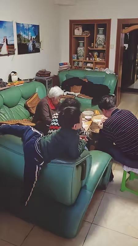 三代人观念撕裂：啃树皮与减肥的碰撞同一屋檐下，亲祖孙三代过着完全拧巴的日子