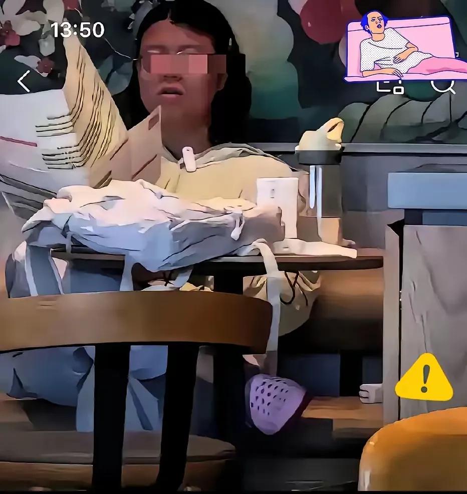 海口星巴克这女的，我真的服了！别人喝咖啡她背书，别人聊天她开扩音器，别人好心
