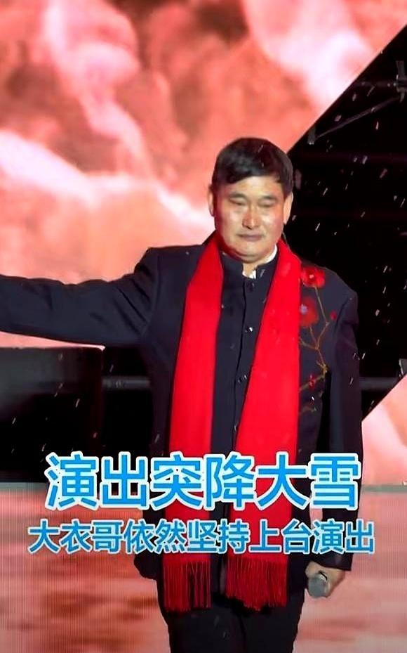 大衣哥的精明，全藏在女儿的嫁妆里了。大衣哥朱之文1969年出生在山东菏泽单县郭