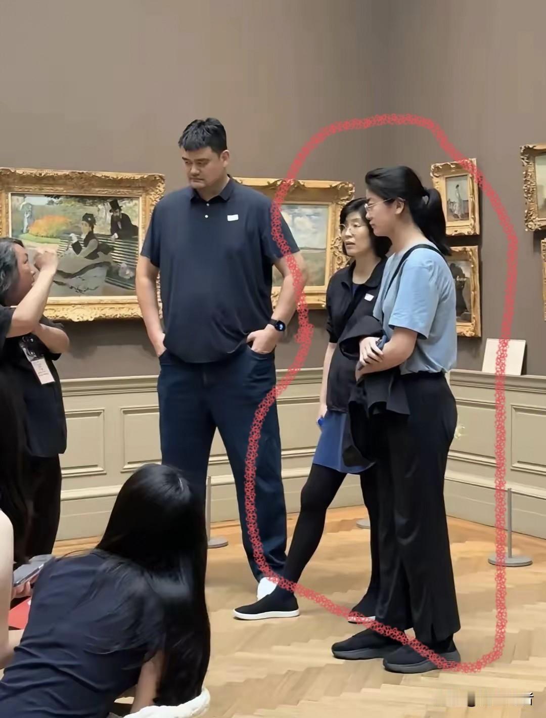 刚满16岁的姚明女儿的身高已经超过了姚明老婆叶莉的身高，叶莉官方登记净身高190