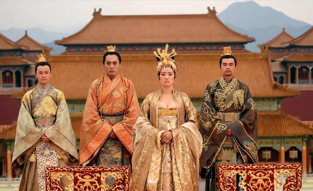 张艺谋不少影片存在名实不符的情况，《满城尽带黄金甲》《千里走单骑》《十面埋伏》《
