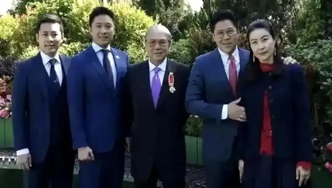 79岁霍震霆还在拼每周三固定回家吃饭，菜单按三个儿子口味写，不准聊股票。媒