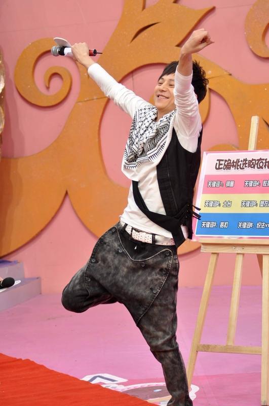 按摩头部穴位缓解疲劳，这几个穴位超有用。首先是太阳穴，就在眼角外侧眉梢后方的凹