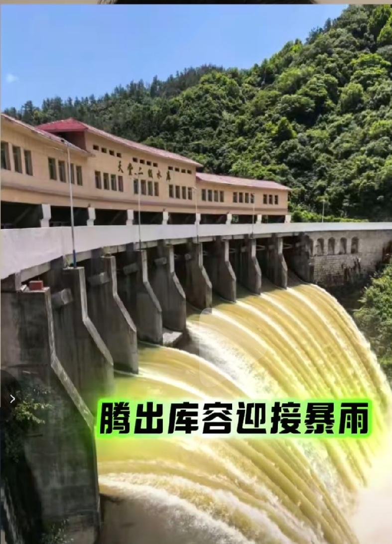 黄冈42座水库紧急放水，这是吃一堑长一智。台风巴威正在逼近。预计12号午后到1
