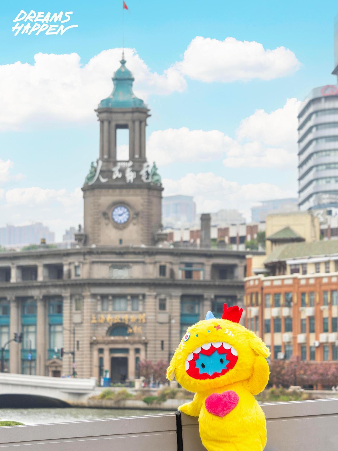 楚生家的六毛闪现上海街头。他首场体育场演唱会值得关注。两个六毛人形玩偶出现在