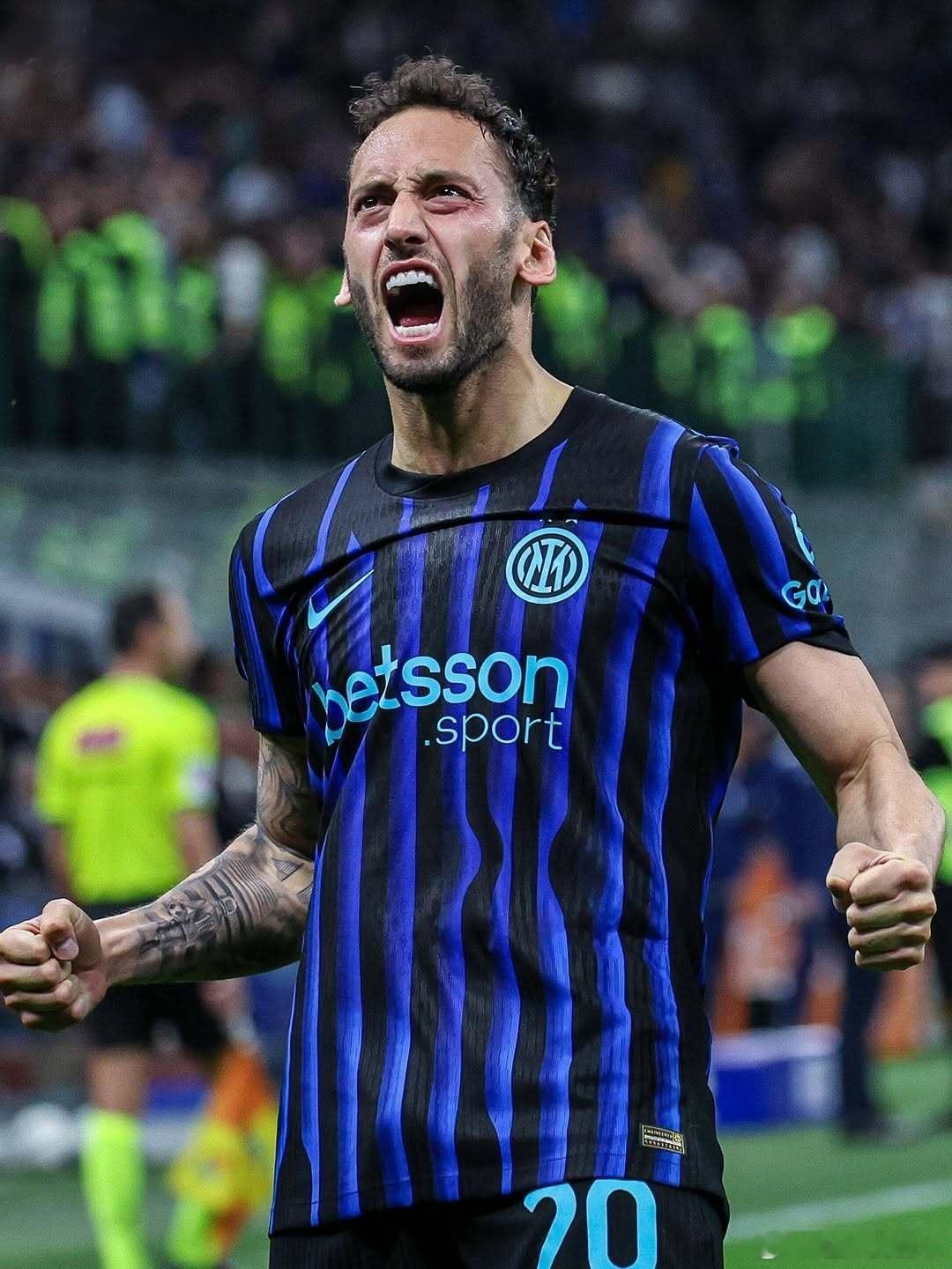 Fcinter1908：恰尔汗奥卢愿意接受降薪到500万欧元，要求三年的续约合同