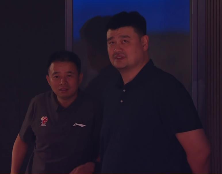 上海男篮夺冠夜，姚明站在包厢里默默注视着上海全体站在冠军颁奖台上欢呼雀跃时，姚明
