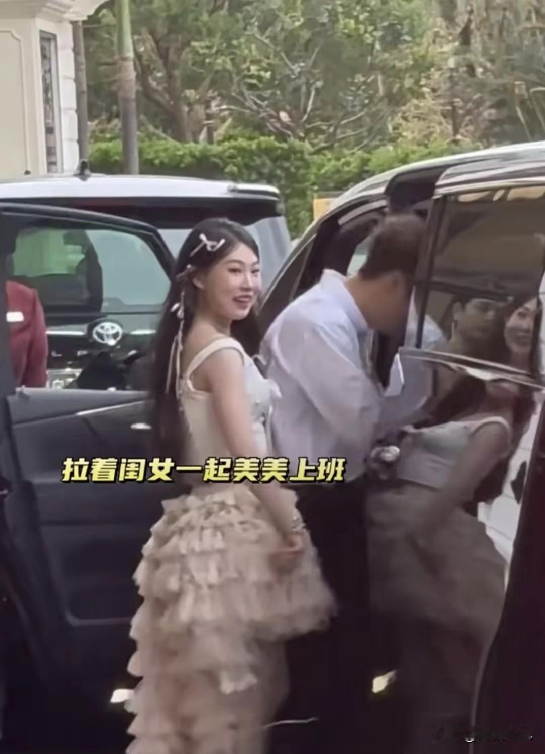感觉有个当明星的爹真的是很幸福很幸运的事，很多人费尽九牛二虎之力好不容易考上个名