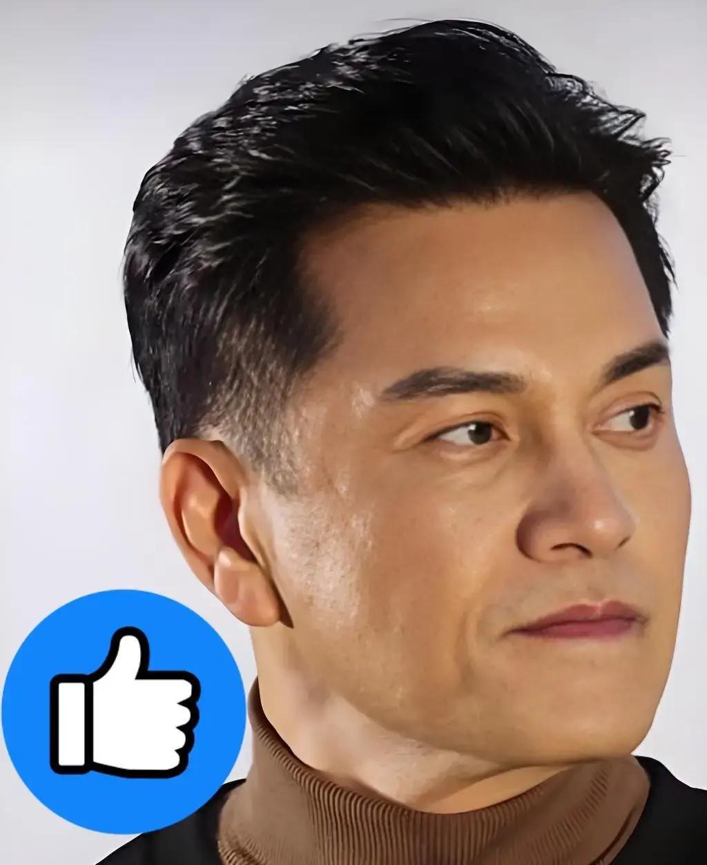 70岁的吕良伟和74岁的张纪中站在一起，你猜谁更年轻？事实反了，年轻的这位大了4