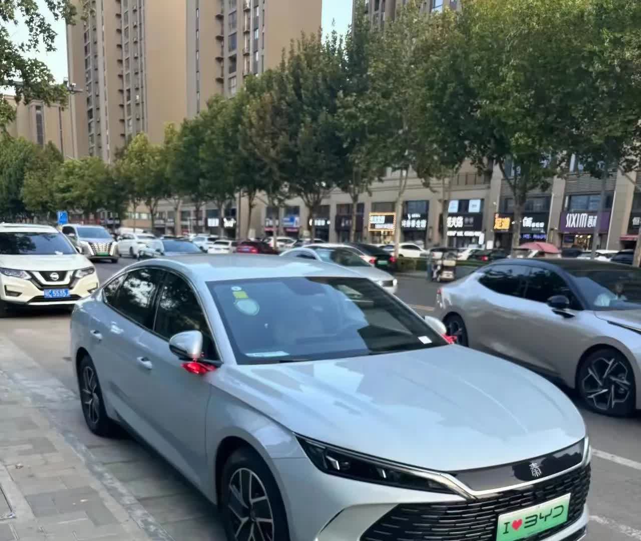 好多人夸新能源车比纯油车牛，但细琢磨发现，现在新能源车圈里卖得最火的，居然是插混