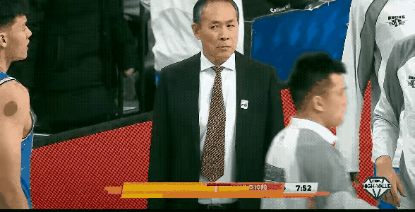 许导:你多打篮下，利用好身高优势…周琦:我腰疼，顶不动…许导:你要贴身防死古