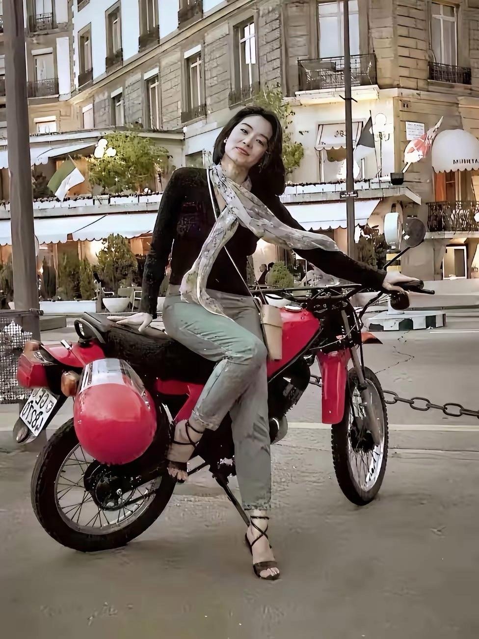 林青霞二十多年前上脚的鞋子，放到现在居然还这么时髦！经典设计跨越时光依旧亮眼，这