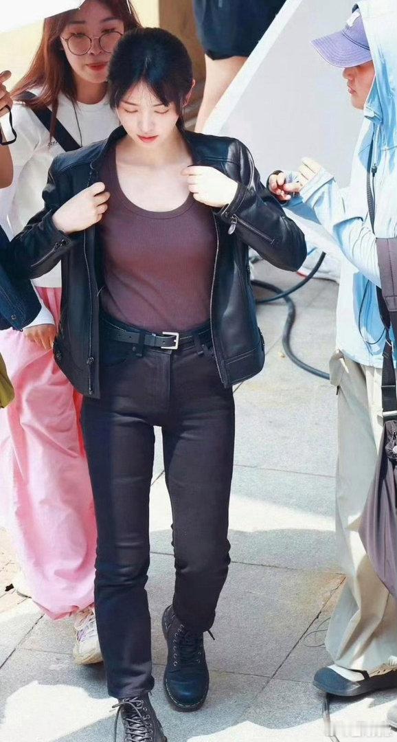 田曦薇最新路透氛围感十足，身材火辣曼妙，身姿魅力满满，耀眼夺目瞬间牢牢吸引目光