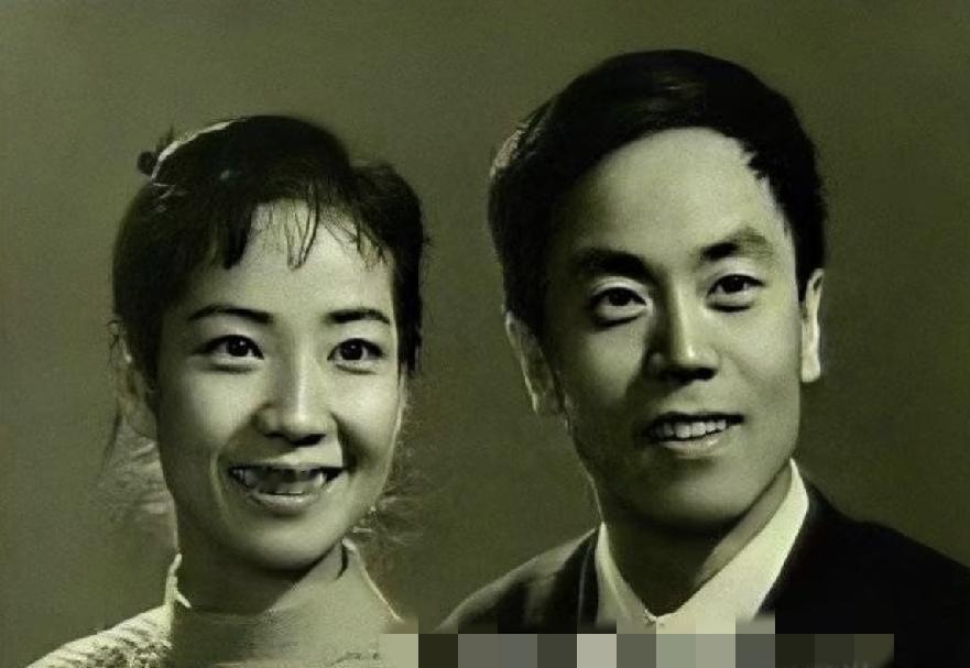若说梨园神仙伴侣当属李维康、耿其昌夫妇。同年出生的两人青梅竹马才貌也相当。