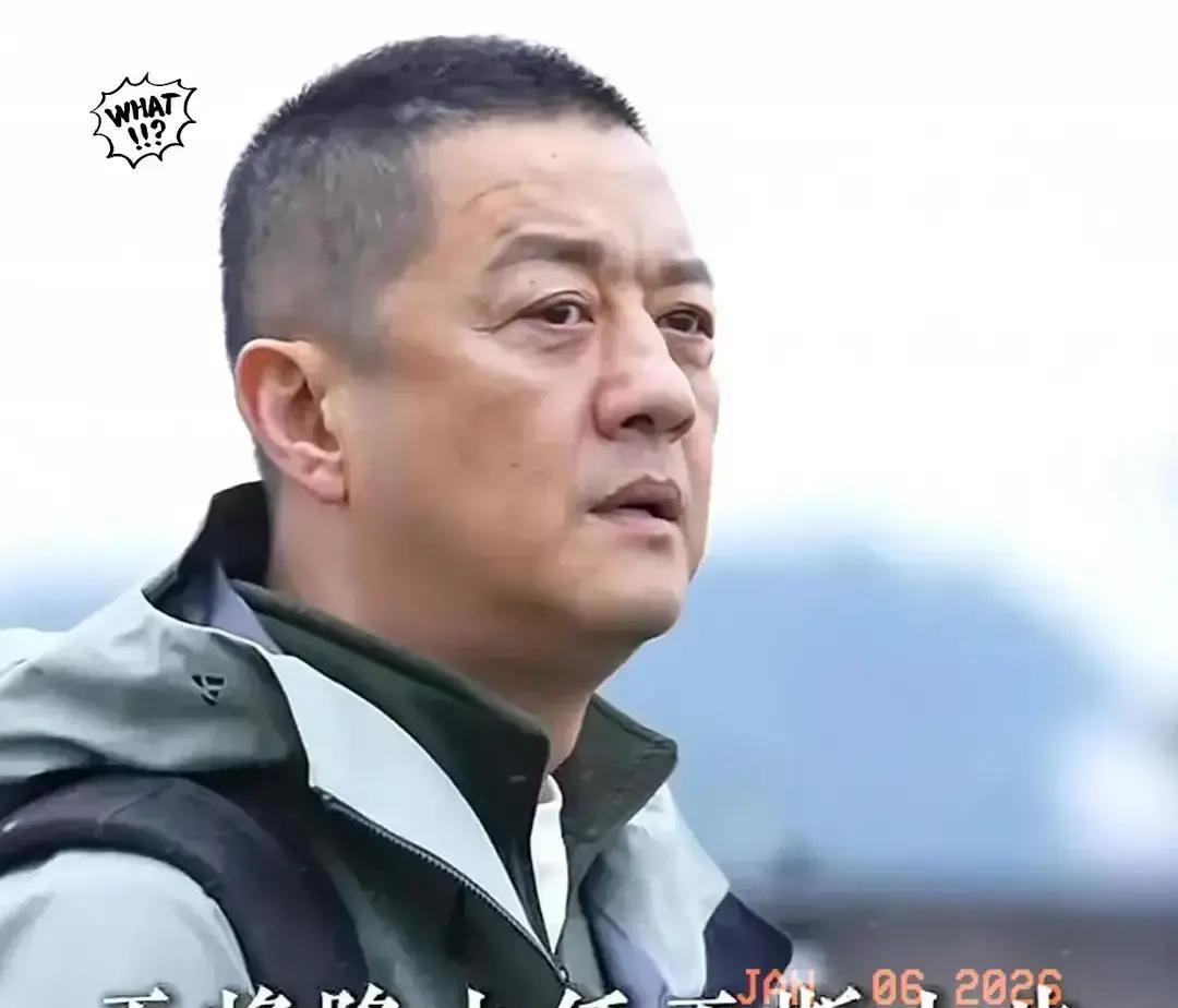 李亚鹏在直播间举着法院盖章的结案纸，说5000万终于还完了。十一年前他投丽江雪