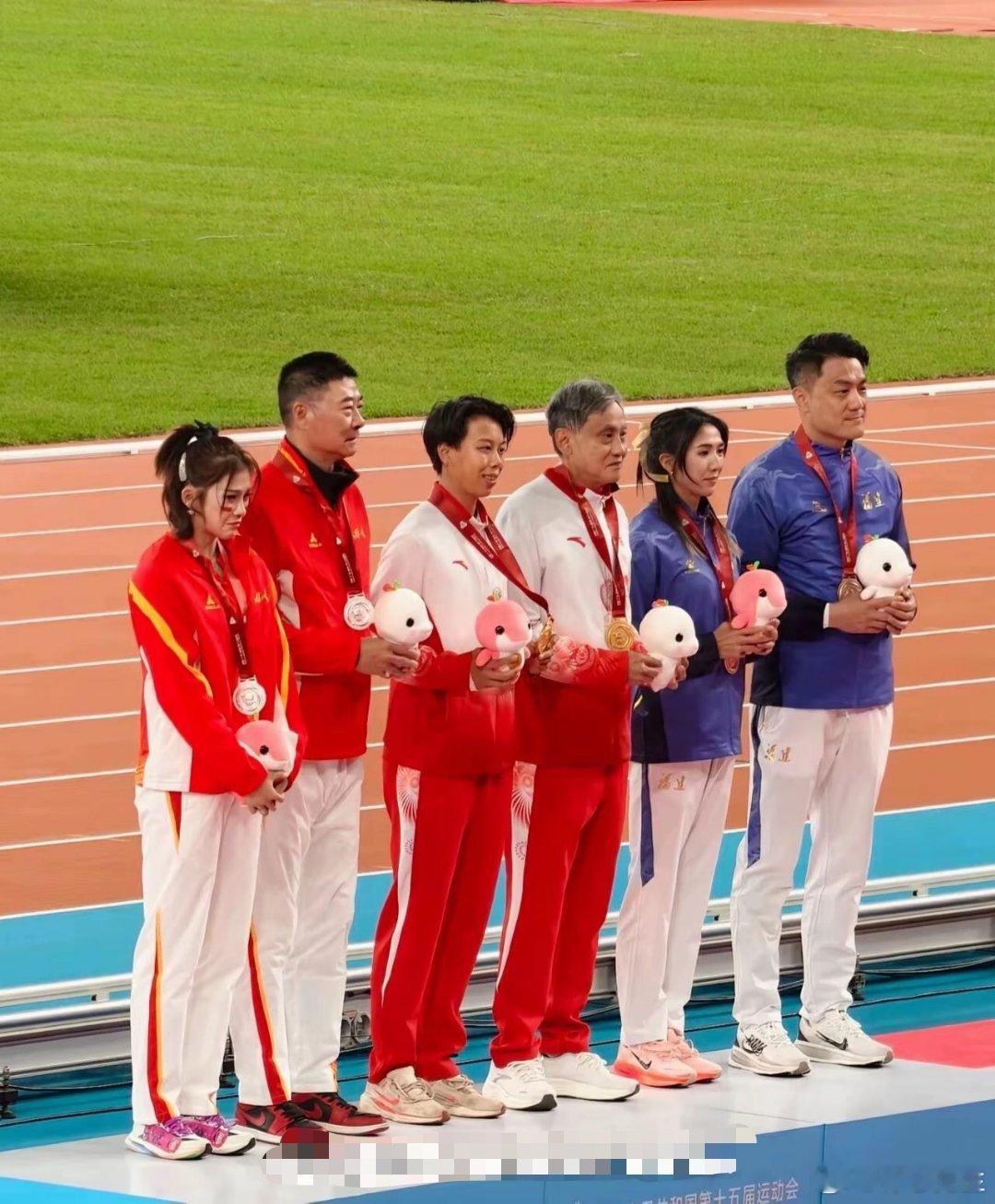 领奖台上的一个镜头，如此突兀……