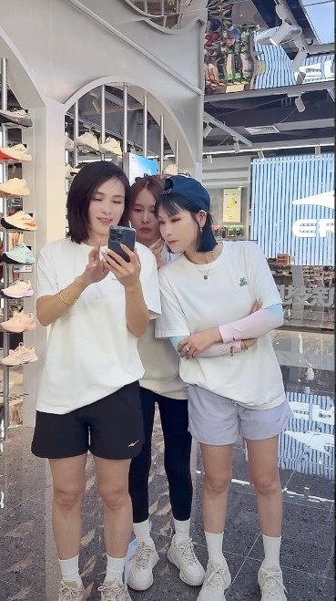 瑾汐5月18日8点开启了她首场直播带货，一开播槿汐先出镜，五分在线人数5万人，开