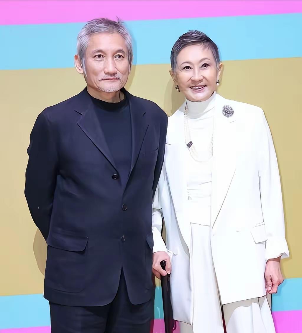 林青霞曾在书中写到：“有一天，我们都在徐克家里聊天，他也很悠闲的在那里抱着小狗，