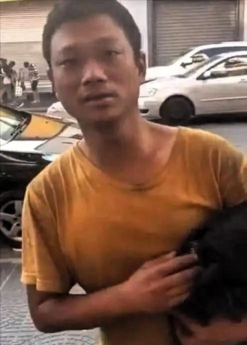 2002年，四川沐川17岁的万永福跟着远洋渔船去南美捕鱼。半年后公司倒闭，他上岸