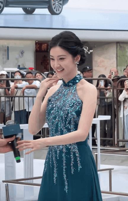 景甜这朵人间富贵花，真不是虚的，很典型的中式明艳大美人，温婉又高贵。哪怕是路人镜