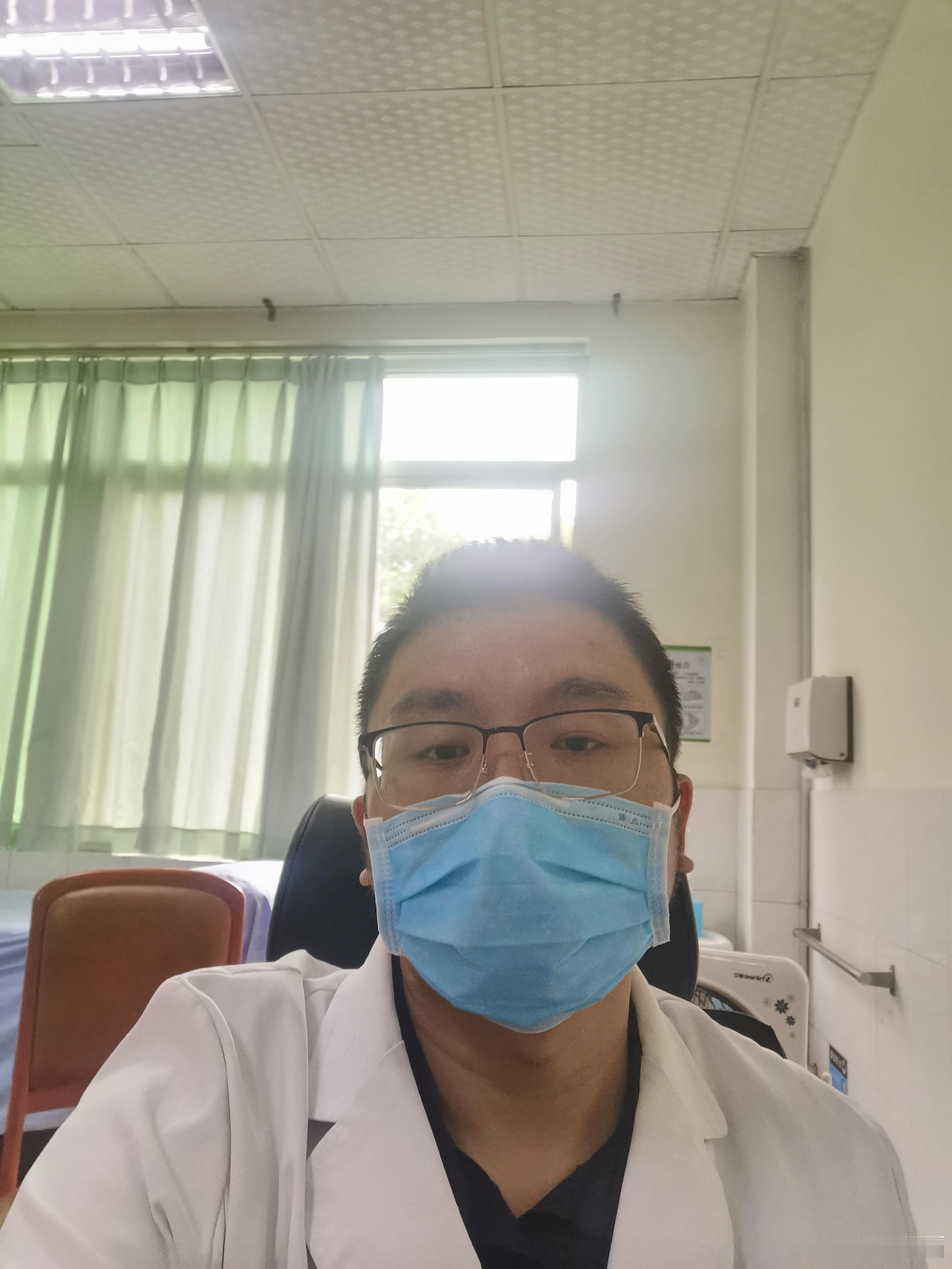 每次门诊，都有不少来咨询口臭，口臭主要涉及很多专业：牙周炎，智齿，鼻窦炎，扁桃体