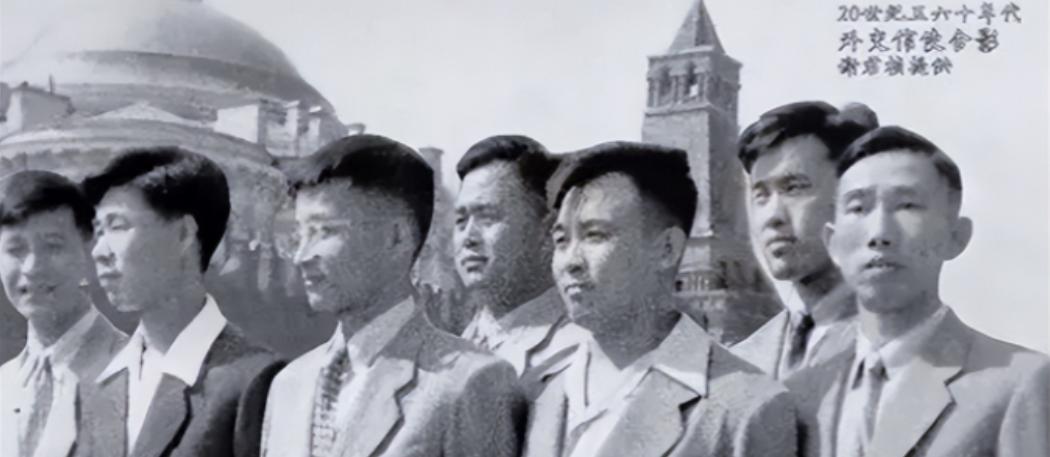 1985年，我国外交官何存峰在飞往美国的航班上，趁着去厕所的空档，一份重要的文件