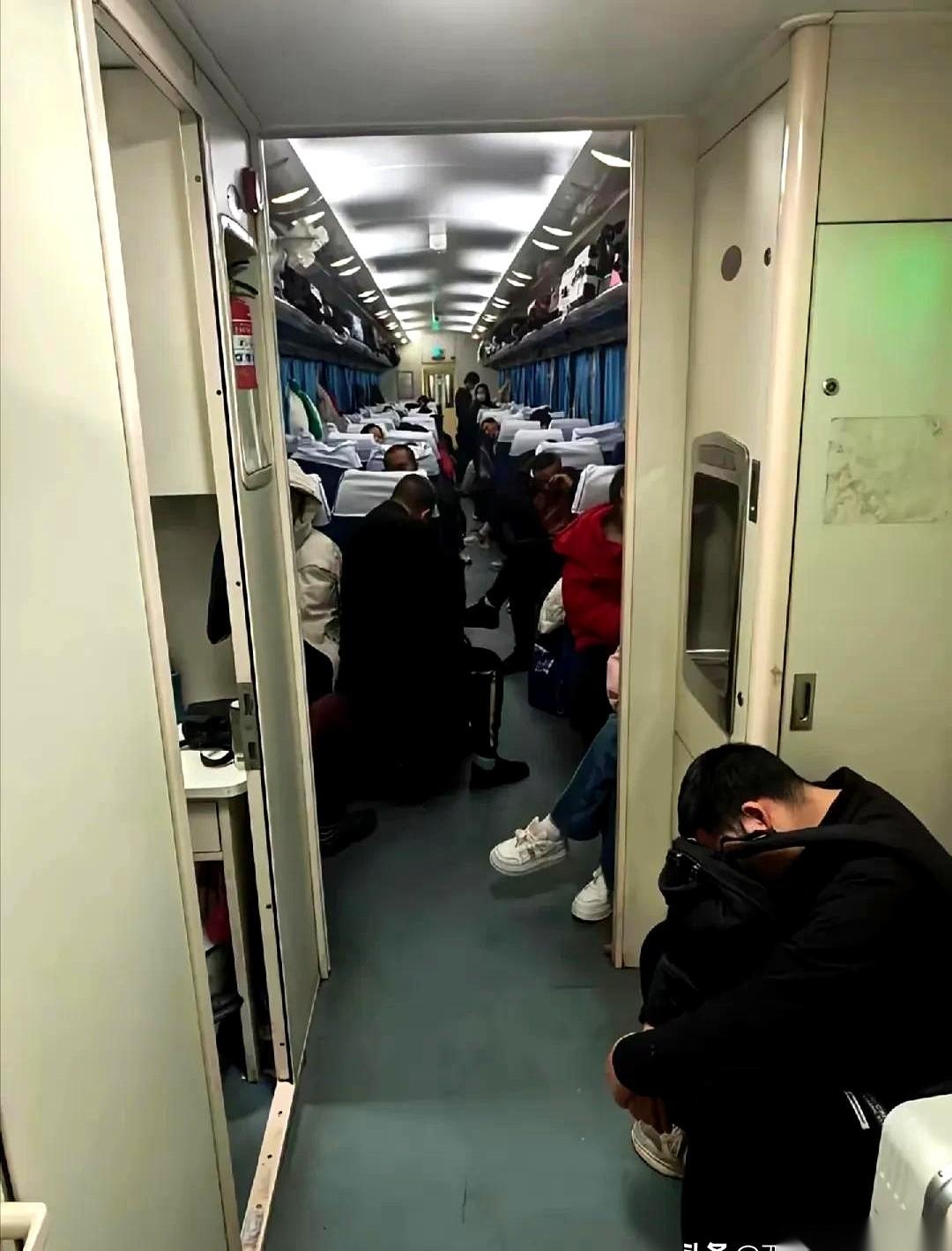 初三，天蒙蒙亮，我一脚油门踩上了高速。前一晚我还跟媳妇拍胸脯，说咱们这叫“预判