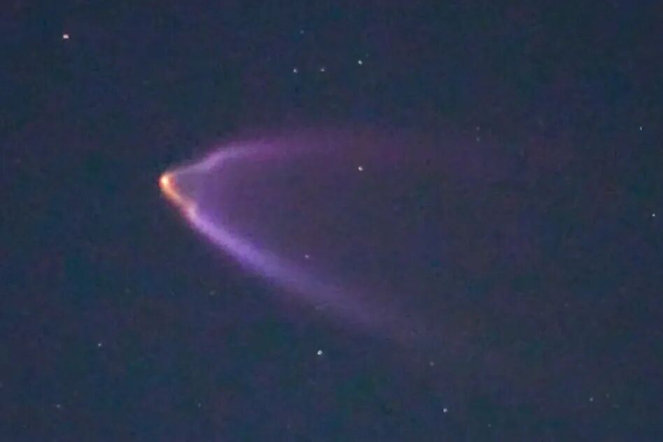 神舟二十一号发射北京可见!【昨夜,北京天空出现的神舟二十一号发射羽流导致的“