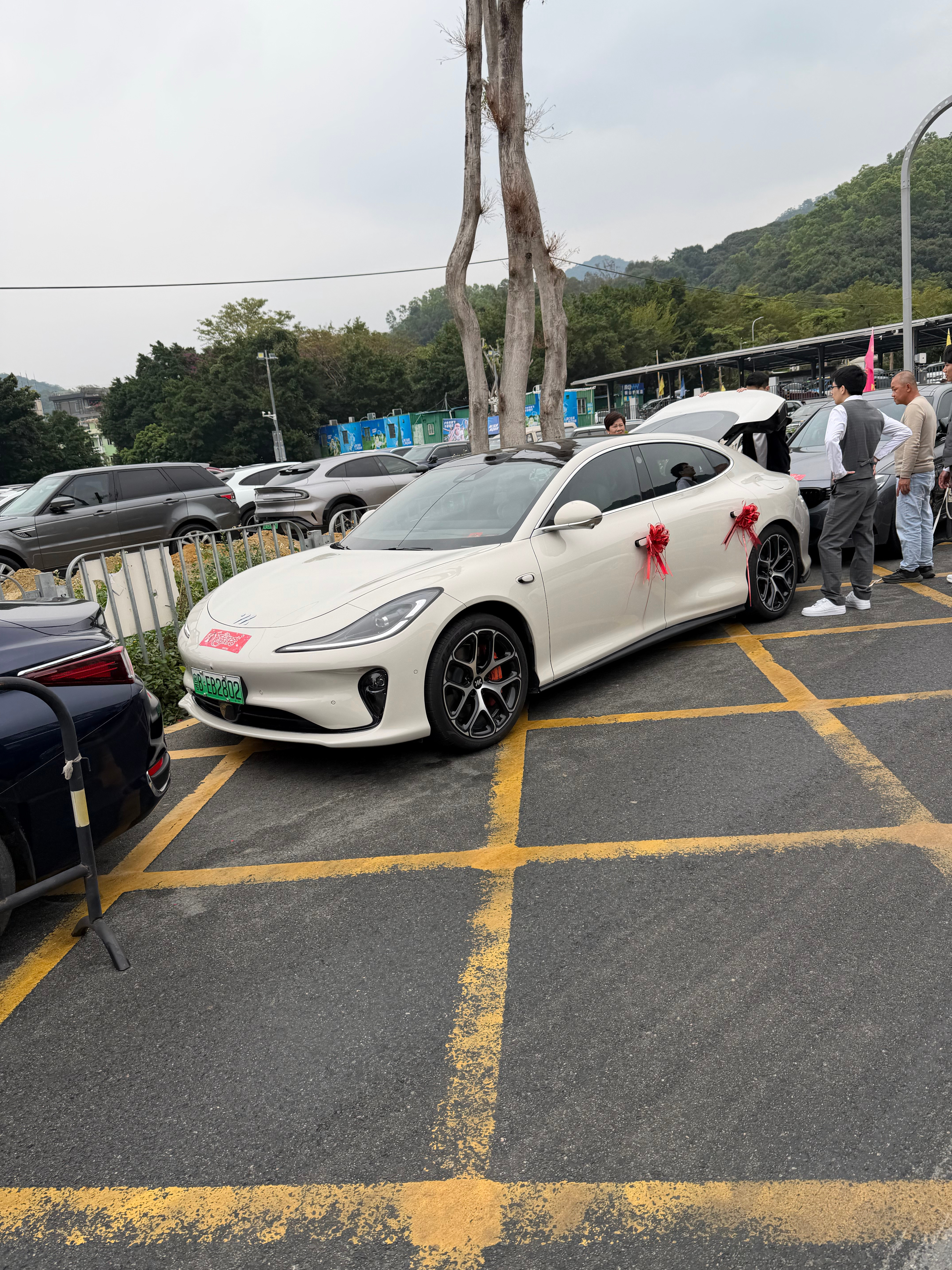 村里人结婚，L6居然是头车，拐个弯，后轮转向看着真明显