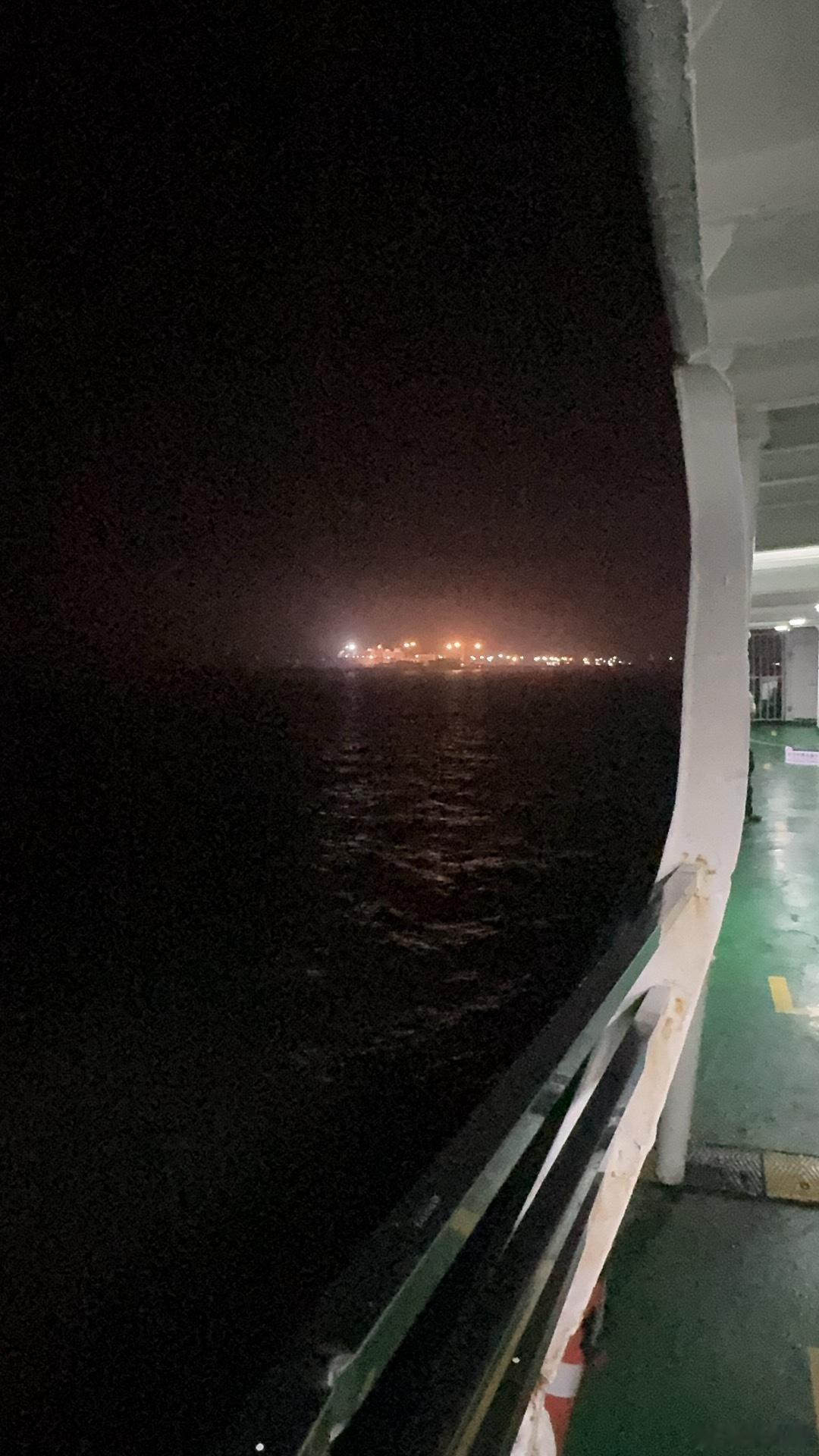 昨天凌晨上的海口到徐闻的轮渡，我和不是一趟船，所以我先在徐闻开了房等他，一觉睡到