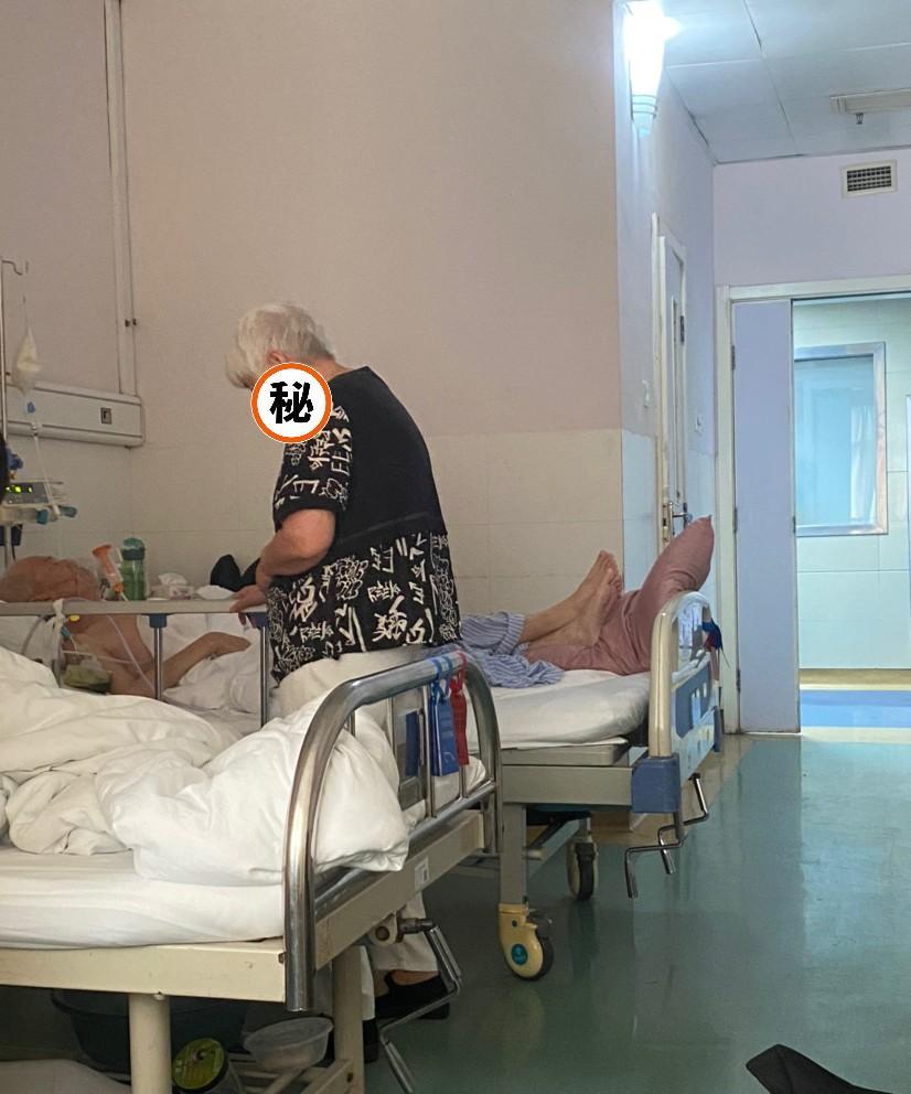 这对老人78岁了，和我爸爸同病床，今天和他们聊了一会，才知道他们一个孩子都没有，