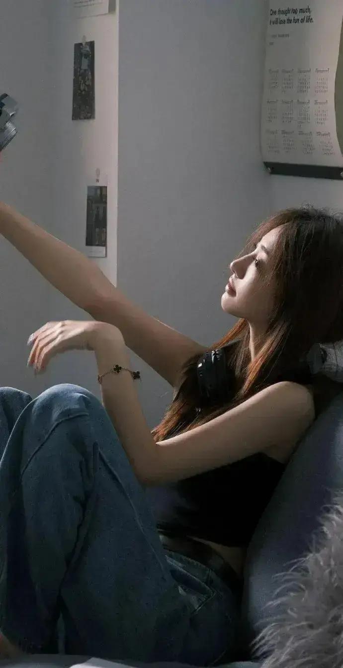 23岁食品厂女工下晚班被同事以烧烤为由叫走，喝醉后被带去酒店性侵致孕。一个多月