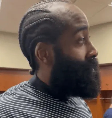 11月21日NBA常规赛，快船101-129不敌魔术。赛后，詹姆斯-哈登接受了