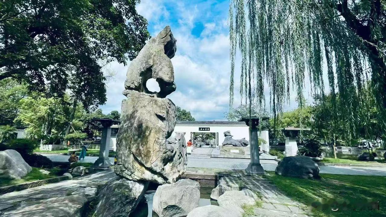 易园——藏在金牛坝的“都市桃源”推开易园的门，像一脚踏进水墨画。白墙黛瓦、飞檐