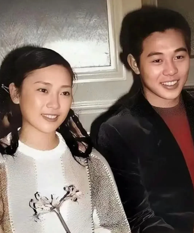 这是李连杰前妻的一张罕见合照！不得不说黄秋燕那时真漂亮，典型的大家闺秀般的气质