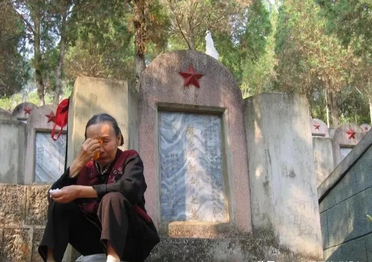 唐友国烈士的妹妹去了麻栗坡烈士陵园，就在哥哥墓前跪下，抱着碑放声哭。她说爸妈