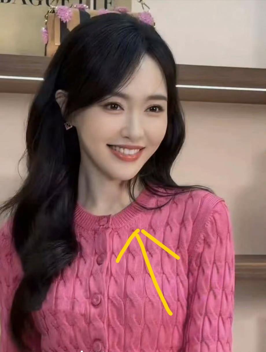 唐嫣亮相上海芬迪活动，一身粉色针织裙配长卷发，1米72身高衬得身材曲线玲珑