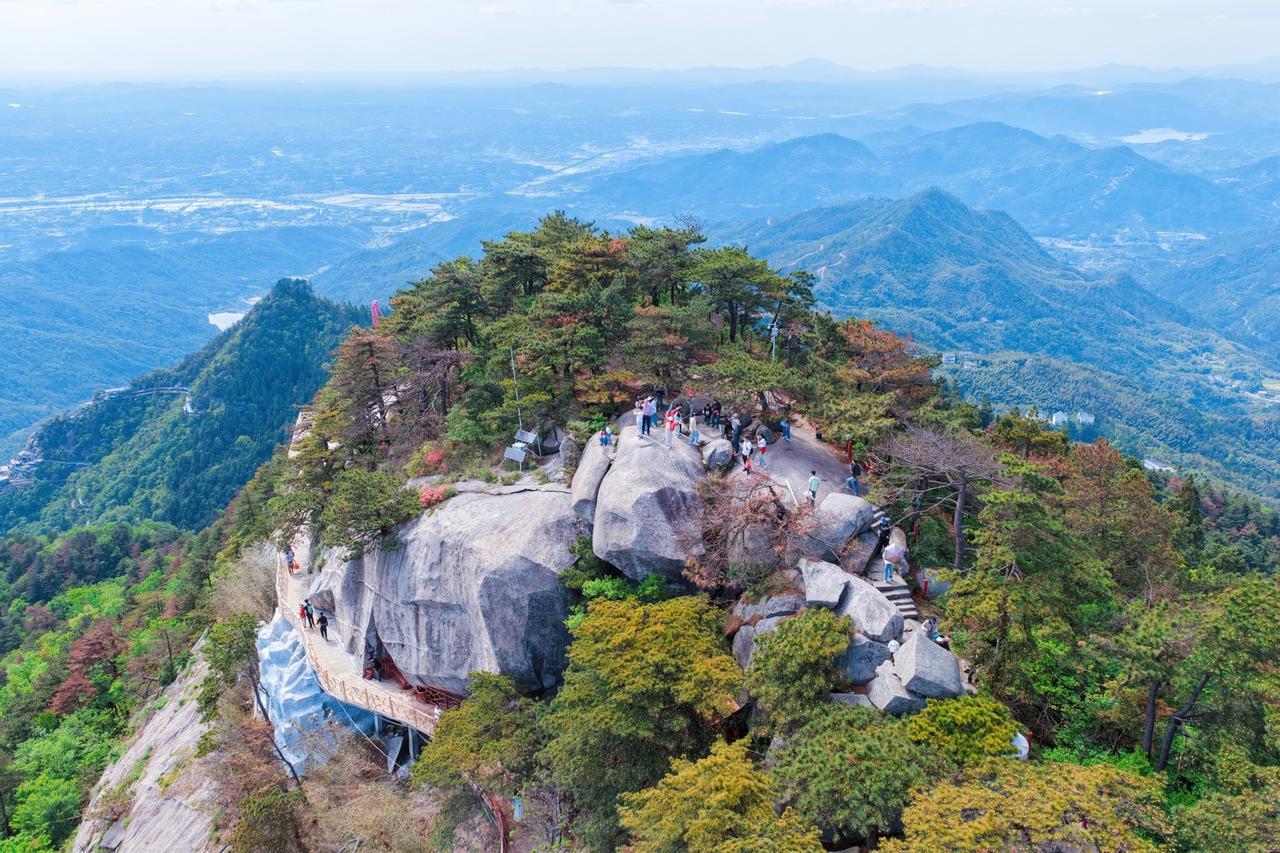 五一小长假雨过天晴，蕲春屏风寨迎来客流高峰，自驾车辆排起长龙，盘山路停满车辆，景
