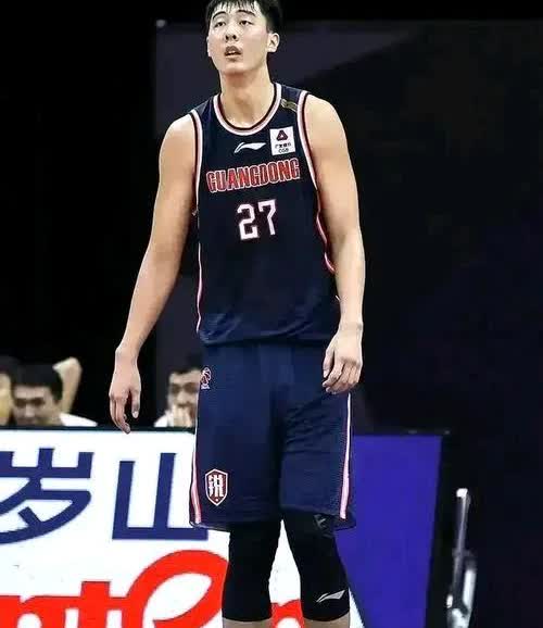 广东男篮中锋张明池终于上热搜，原因就是青岛男篮出80万到120万交易张明池，被广