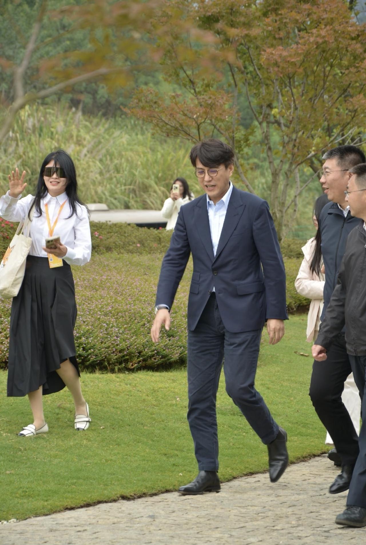 近日，有位网友在广西桂林偶遇靳东，他西装革履，戴着一副透明眼镜，有着文质彬彬的气