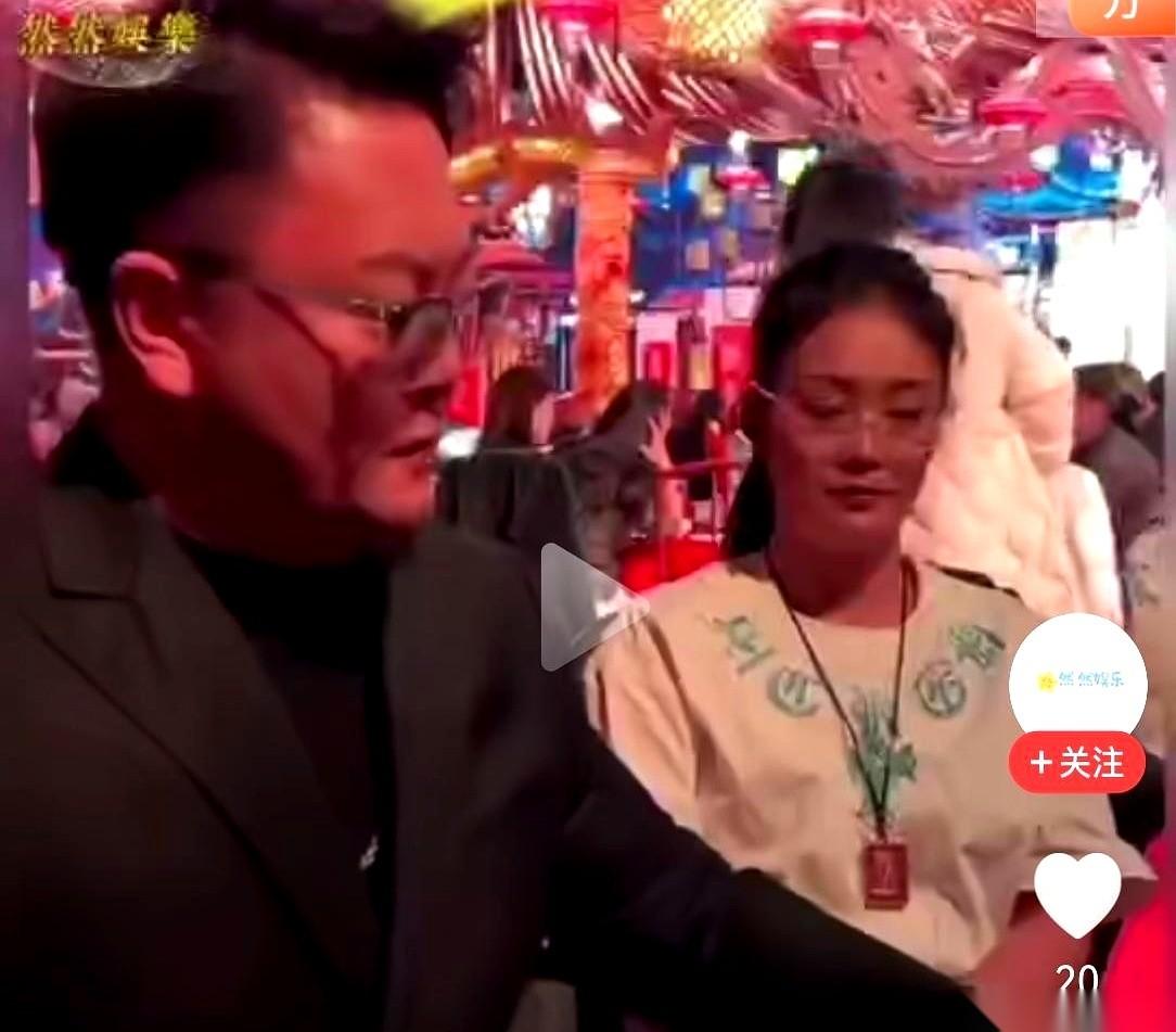 随200块钱。一个人，坐角落。闷头喝了两杯白的。哥们儿这是来喝喜酒，还是来