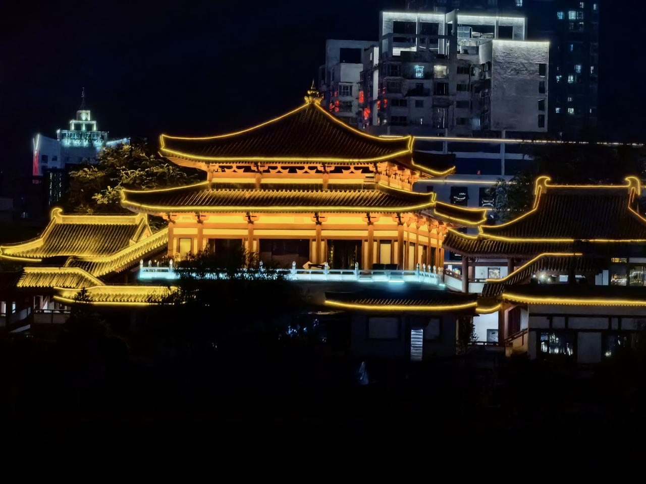 一位陕西女游客开了8小时车从西安到广元住进天成酒店，第二天早上起来下楼去自己车上