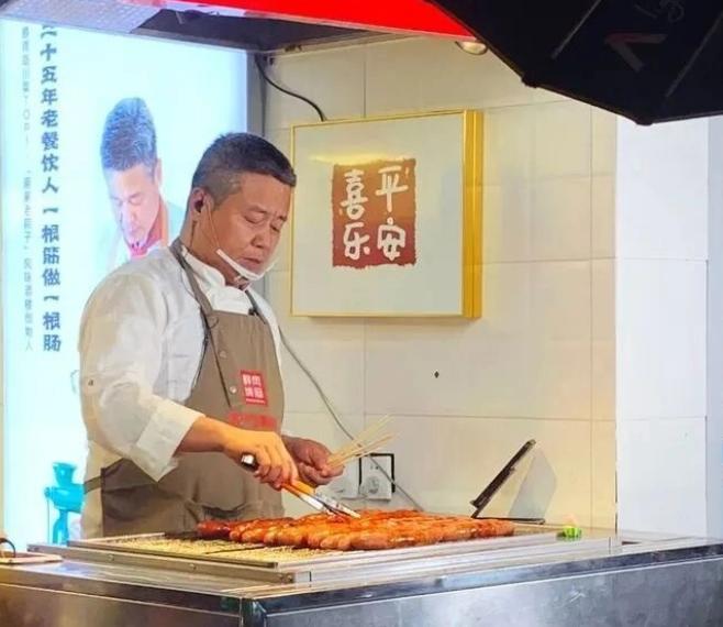 青岛“烤肠大叔”一夜负债4600万！哽咽落泪公开负债原因，表示有信心明年还完全部