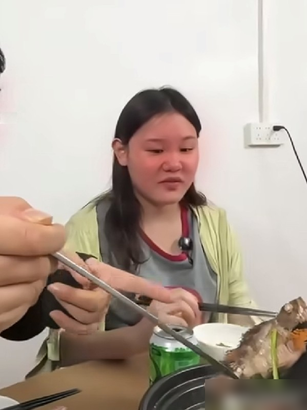 全进华给张家齐夹了一筷子菜，她眼眶当场就红了。不是矫情，是真绷不住。一个奥运冠军，缺的不是金牌，是被