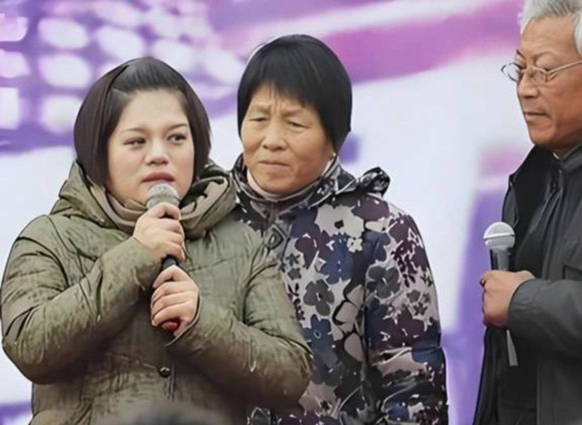 河南一女子9岁养父母双亡，亲生父母住附近却从未管过她，姐姐姐夫每月给300块供她