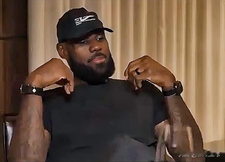 詹姆斯靠在沙发上，一台iPad放高尔夫，另一台看别人打附加赛。你猜他什么心情？