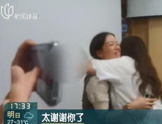 上海一女子在高铁站上厕所时，突然发现厕所隔间挂着一个袋子，打开一看，发现里面竟装