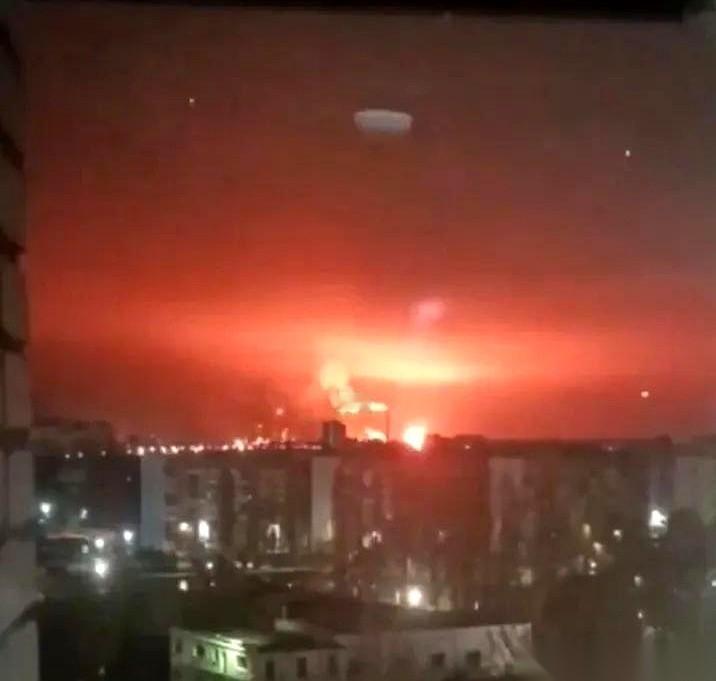 刷到一个视频，差点没把我笑死。一队俄军，雄赳赳气昂昂地进城，定睛一看，骑的居然